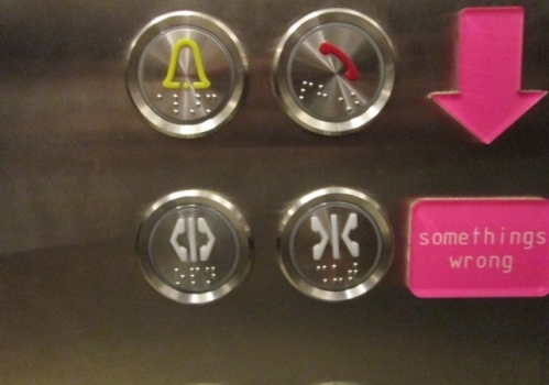  Nút bấm trên thang máy có những vân nổi để làm gì?